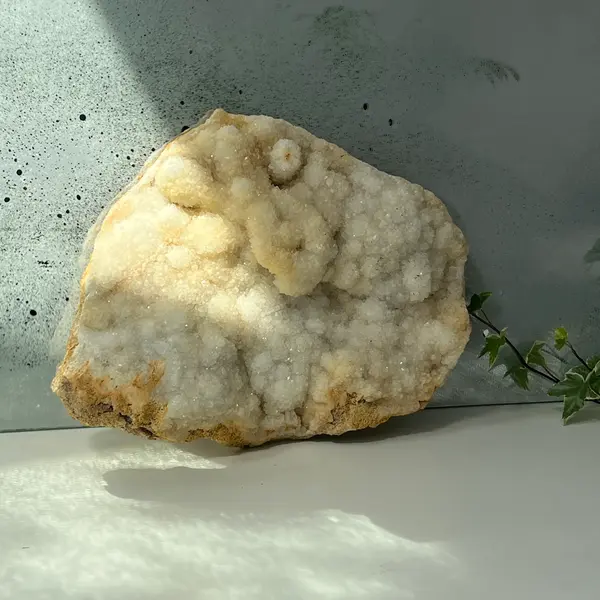 Cuarț botrioidal cu suprafață druzy – sculptură naturală în alb perlat -model 2