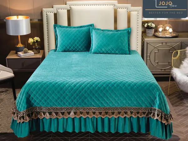 Cuvertura pat dublu, 3 piese, Catifea Matlasata cu Broderie Aurie, 250x270cm, Jojo Home, Turquoise