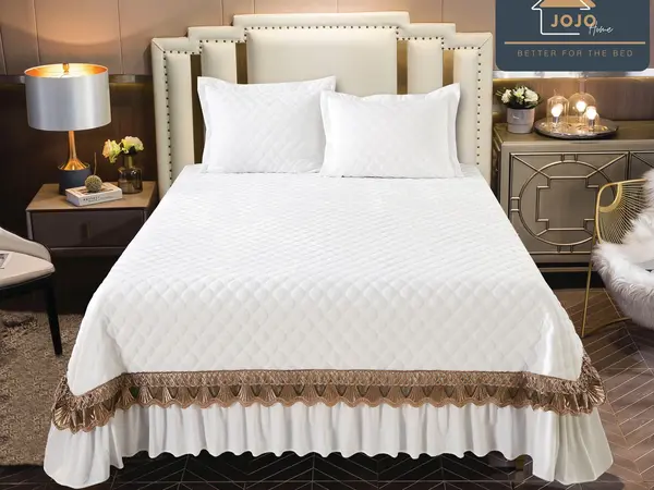 Cuvertura pat dublu, 3 piese, Catifea Matlasata cu Broderie Aurie, 250x270cm, Jojo Home, Alb