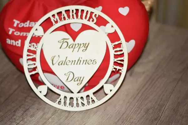 Decoratiune Love Lemn natur, Diametrul 10cm