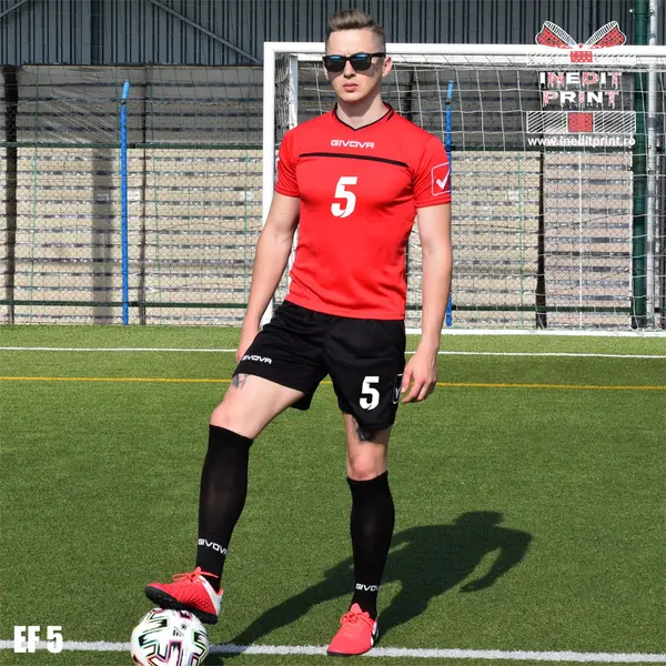 Echipament fotbal copii si adulti personalizat GIVOVA EF5 2XS, Tricou roșu, șort negru.
