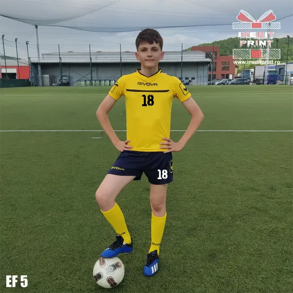 Echipament fotbal copii si adulti personalizat GIVOVA EF5 3XS, Tricou galben, șort negru.