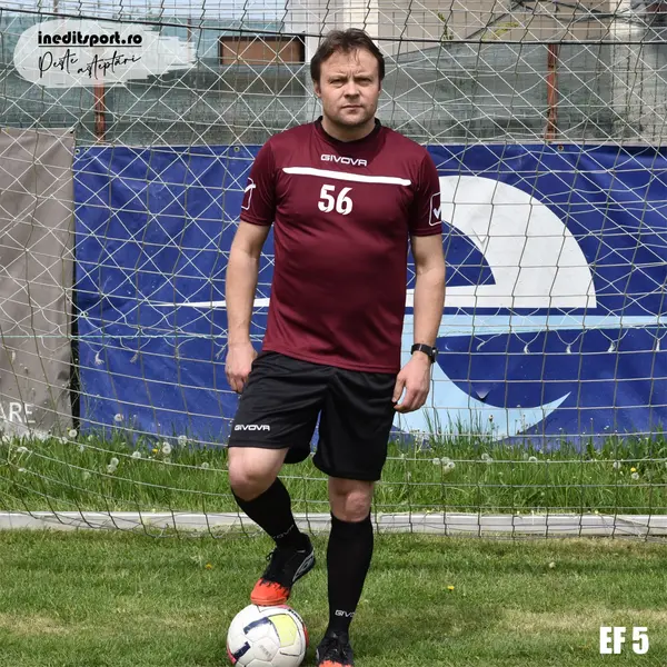Echipament fotbal copii si adulti personalizat GIVOVA EF5 L, Tricou vișiniu și șort negru