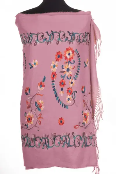 Esarfa cashmere cu model floral brodat pe fond roz inchis