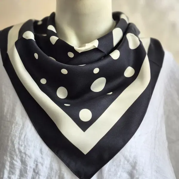 Esarfa satinata patrata neagra cu buline albe