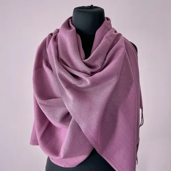 Esarfa tip sal Belladona, din material subtire, cu franjuri si emblema, Mov prafuit, 180x65 cm