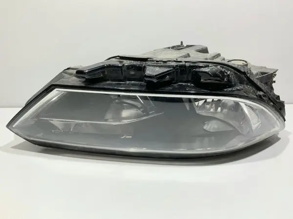 Far dreapta (prindere rupta) Volkswagen Passat B8 (2014-2019)