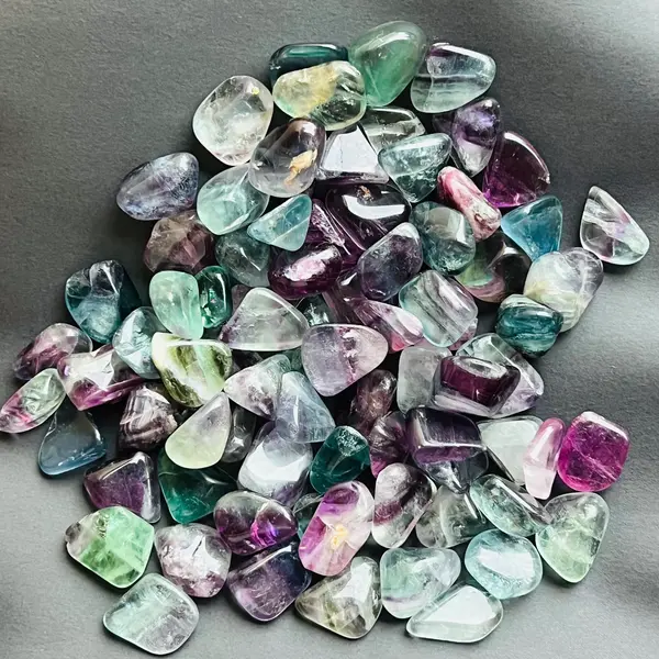 Fluorit curcubeu piatra rulata mini S model 2