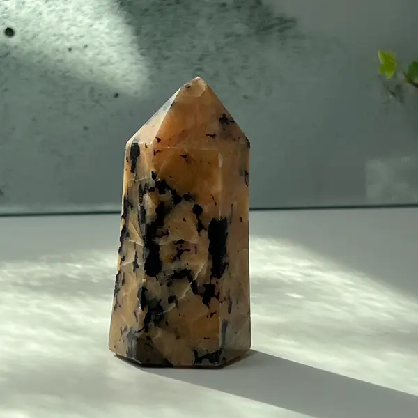 Fluorit in calcit generator obelisc din Madagascar model 3