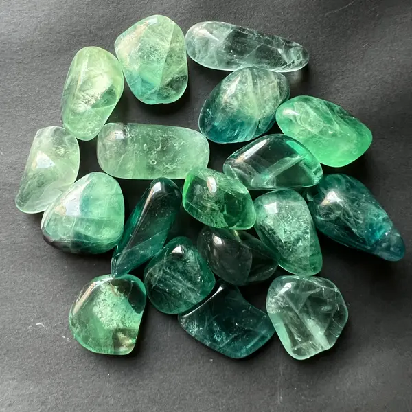 Fluorit verde AAA piatra rulata mini model 2