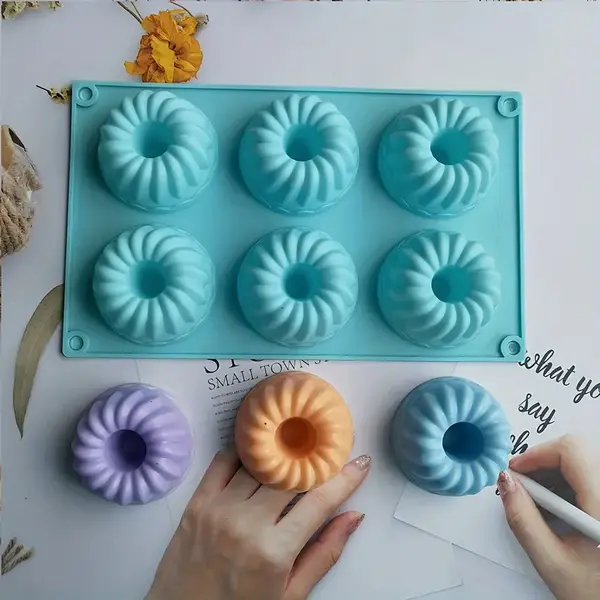 Forma de silicon pentru briose cu 6 compartimente,4 culori