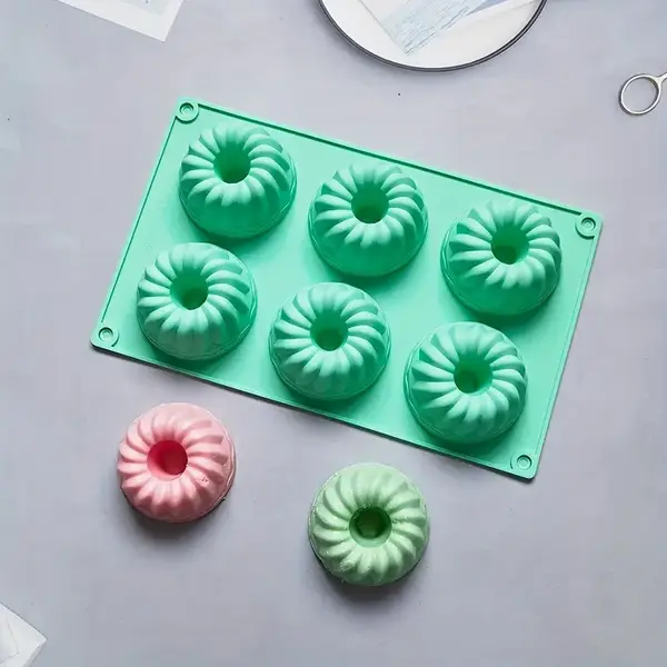 Forma de silicon pentru briose cu 6 compartimente,4 culori