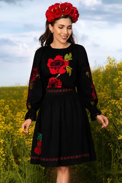 Fusta Effect neagra in clos accesorizata cu broderie traditionala