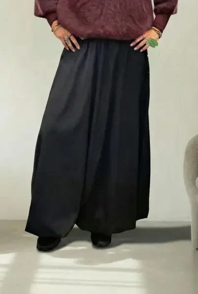 Fusta maxi, gogosar, neagra, ampla cu volum fluid, material tip rips , talie elastica