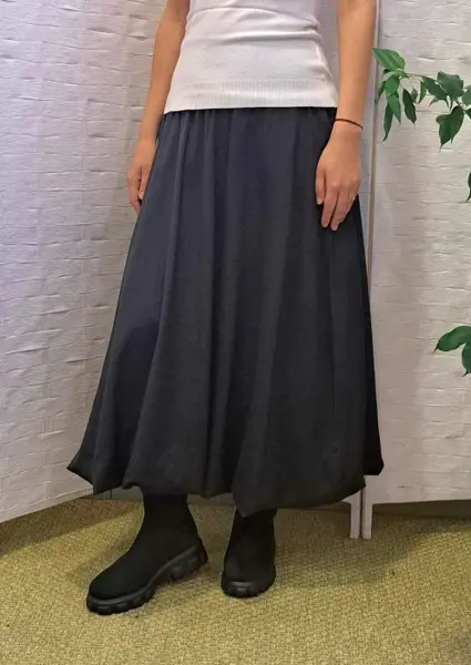 Fusta neagra midi, gogosar, material tip rips , model elegant si versatil