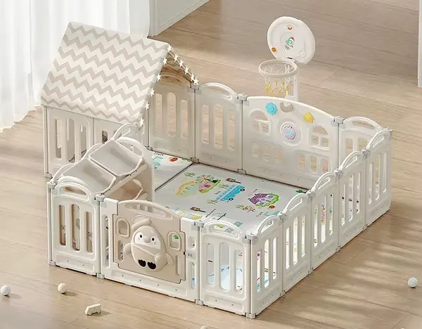 Gardulet loc de joaca Nichiduta Garden Lovely Pinguin 150x180 cm cu poarta de siguranta, cos de baschet, unitate muzicala, covoras 1cm grosime, Organizator cu 6 cutii si Casuta cu instalatie luminoasa