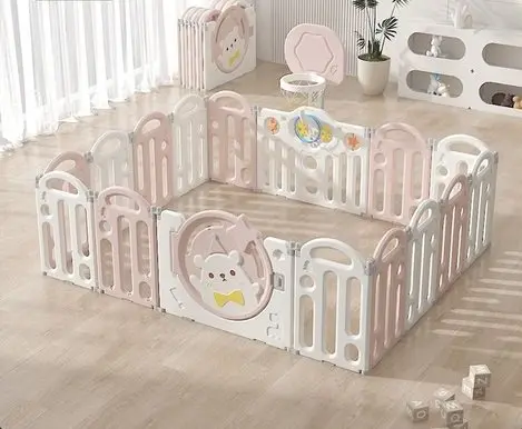 Gardulet loc de joaca pentru copii Nichiduta Garden Pink Bear, pliabil si portabil, compus din 14 panouri de gard + 2 panouri laterale cu Cos de baschet si angrenaje rotative