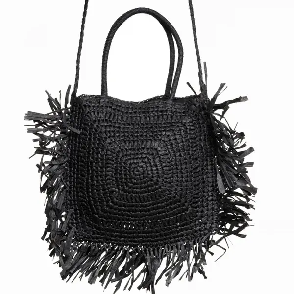 Geanta crossbody patrata mare, impletita cu franjuri mari decorative, neagra