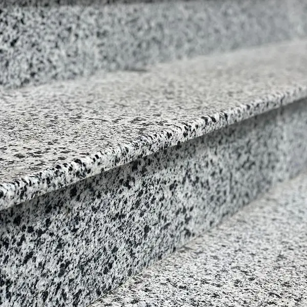 Granit Artico Grey, Fiamat 1.8 cm – Blaturi, Trepte, Glafuri si Piese Personalizate