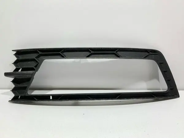 Grila proiector dreapta 5JA807682 Skoda Rapid (2012-2017)