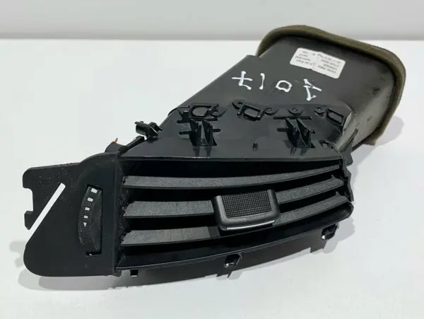 Grila ventilatie bord centrala stanga 13300560 Opel Astra J (2009-2012)