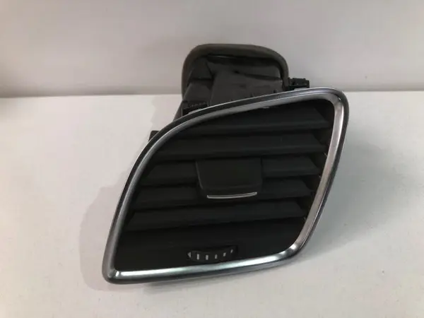 Grila ventilatie stanga fata 8u1820901b Audi Q3 (2011-2017) [8U]