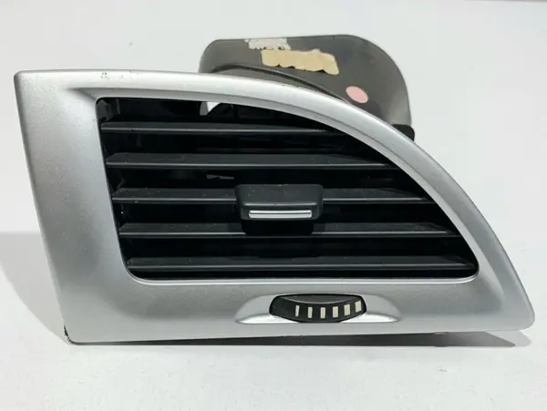 Grila ventilatie stanga fata Renault Megane 3 facelift (2012-2016)