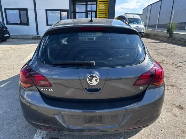 Haion cu luneta culoare gri - gal z177 Opel Astra J (2009-2012)