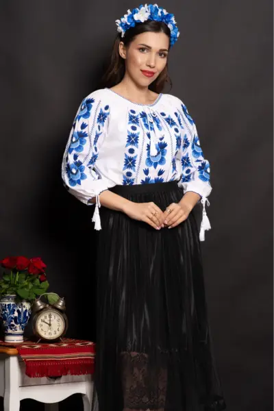 Ie alba dama Oliviana cu broderie albastra