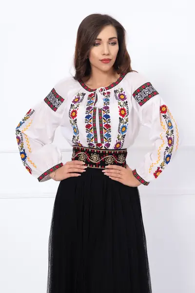 Ie brodata cu motive traditionale florale multicolore