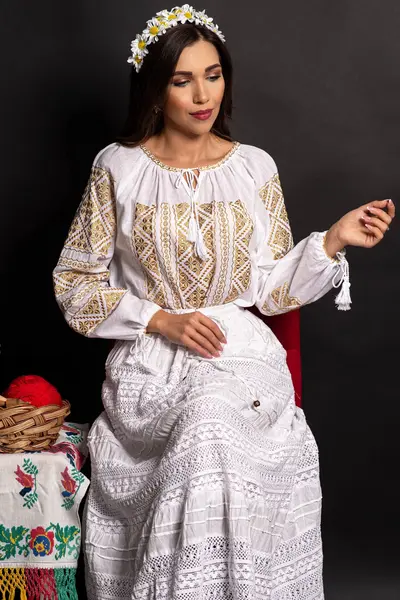 Ie dama alba din bumbac Celeste brodata cu fir auriu