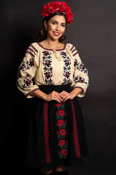 Ie dama crem Aurora cu narcise brodate