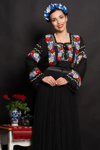 Ie dama neagra Luminita cu flori de mac brodate