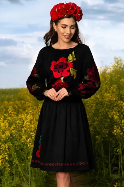 Ie neagra din vascoza cu flori rosii brodate