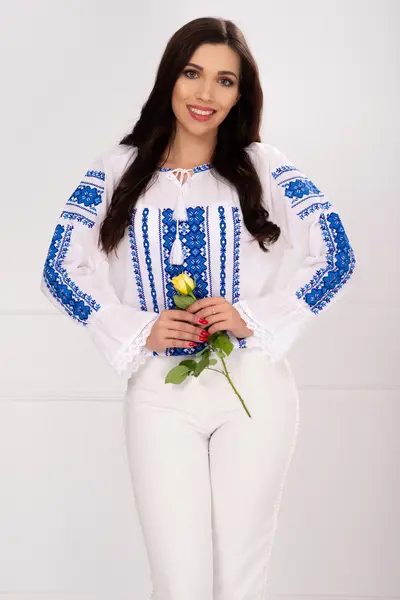 Ie populara Catalina cu broderie florala albastra