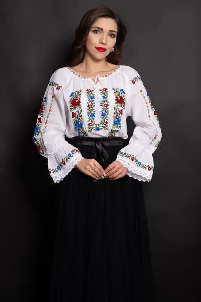 Ie traditionala alba cu broderie florala Amalia din bumbac
