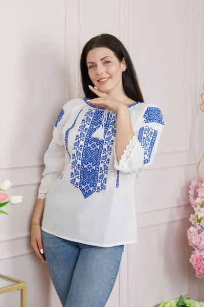 Ie traditionala alba cu motiv floral albastru Adina