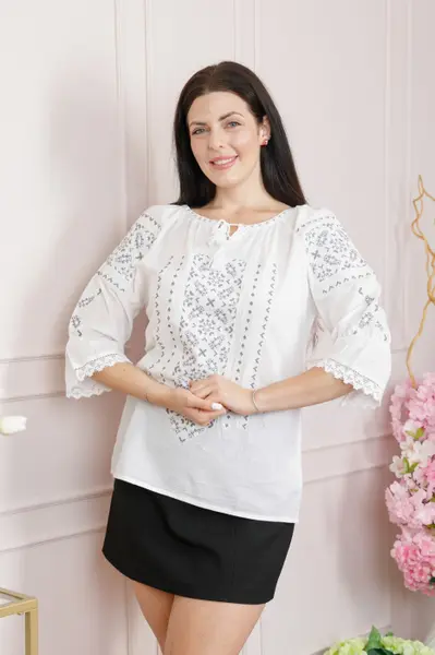 Ie traditionala alba cu motiv floral argintiu Mira