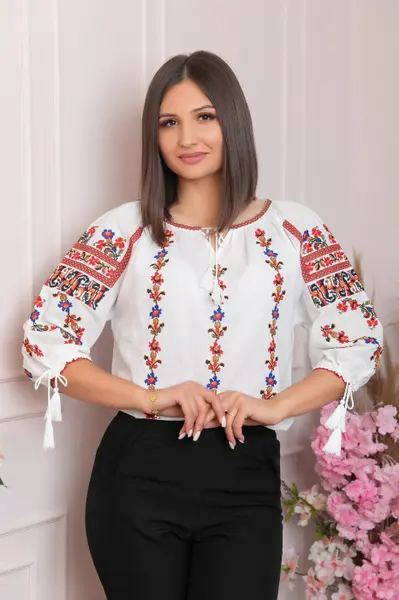 Ie traditionala alba cu motiv floral multicolor Gina