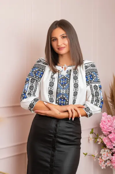 Ie traditionala alba cu motiv geometric albastru Ingrid 02