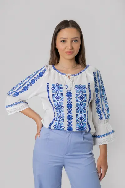 Ie traditionala alba cu motiv geometric albastru Sara 02