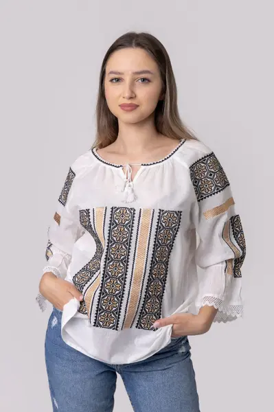 Ie traditionala alba cu motiv geometric auriu Draga 01
