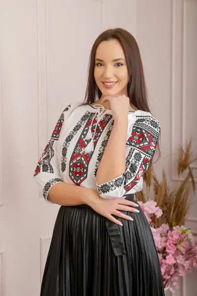 Ie traditionala alba cu motiv geometric rosu Ingrid 01