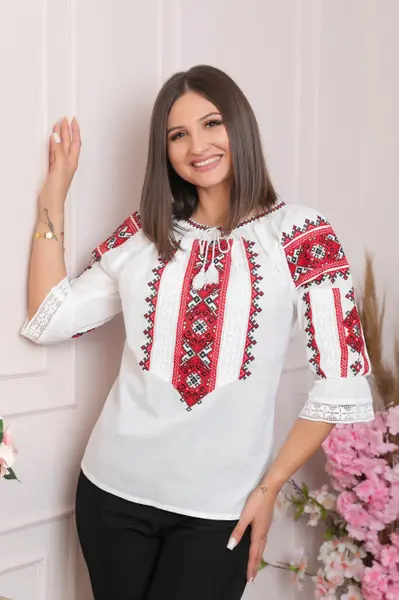Ie traditionala alba cu motiv geometric rosu Tania