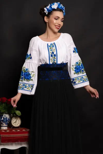 Ie traditionala alba Lioara cu maneca clopot si trandafiri albastri brodati