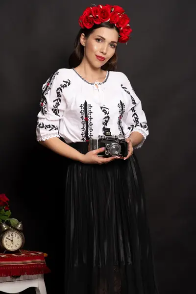 Ie traditionala alba Natalia brodata cu simbolul crucii