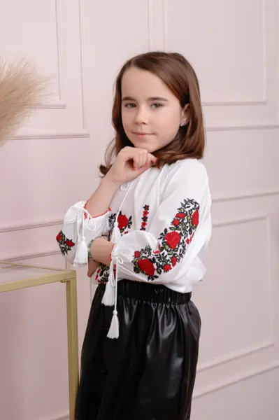 Ie traditionala alba pentru fetite cu motiv floral rosu Iunia