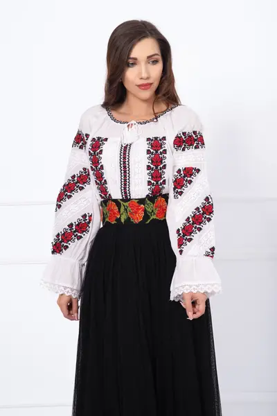 Ie traditionala brodata cu model foloral inspirat din portul national