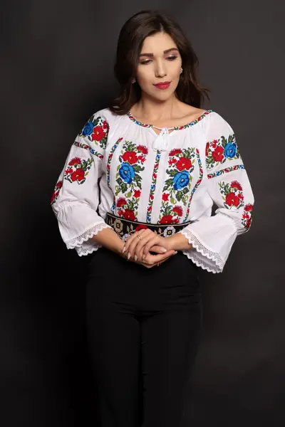 Ie traditionala dama din bumbac alb Loredana cu broderie multicolora