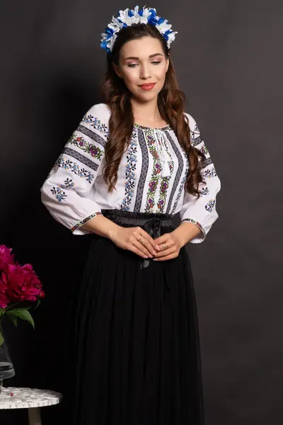 Ie traditionala dama Fabiana brodata cu trandafiri mov si floricele bleu